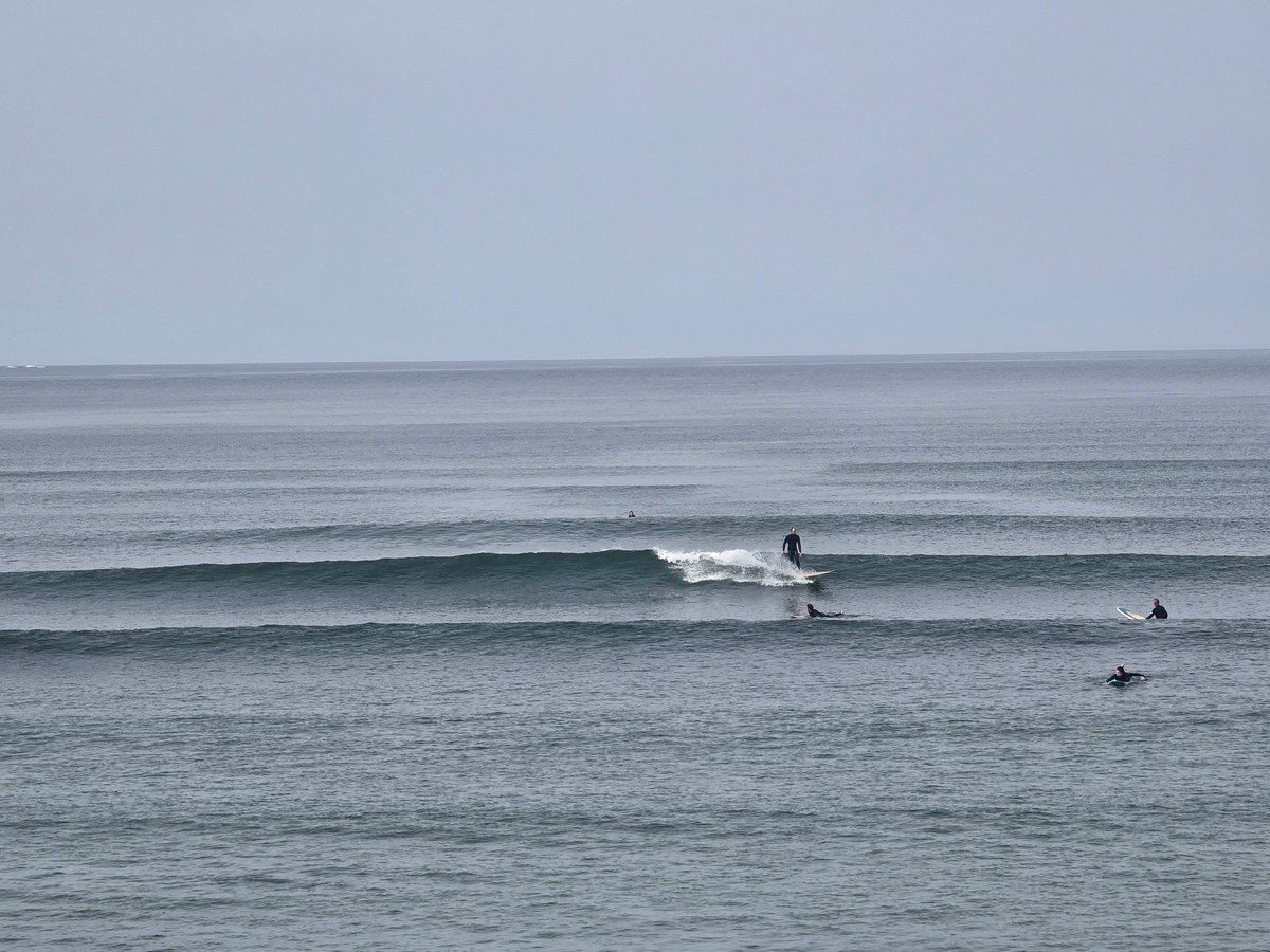 3ft clean waves, Light N 6kts cross-shore wind, Air temp 24C, Water temp 17.5C, High tide 14:02, Low tide 07:30, 20:15
